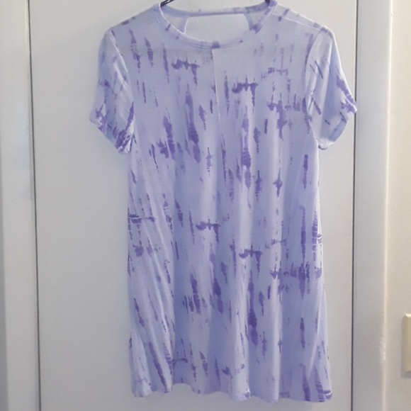 Super cute cut-out tee! - Picture 2 of 2